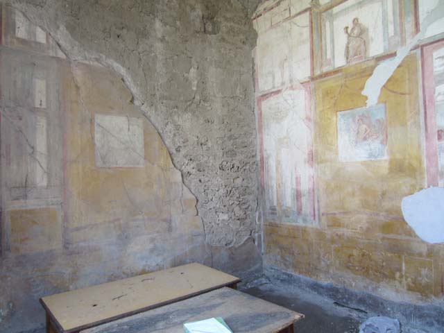 VII.4.31 Pompeii.  March 2009.  Doorway to Room 12. Oecus.