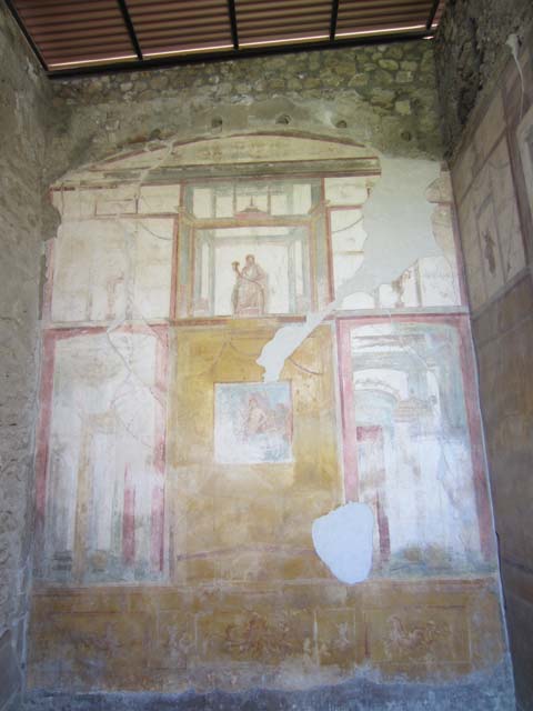 VII.4.31 Pompeii.  March 2009.  Room 12. Oecus.  Upper part of South Wall, with stucco and remains of vaulted ceiling.