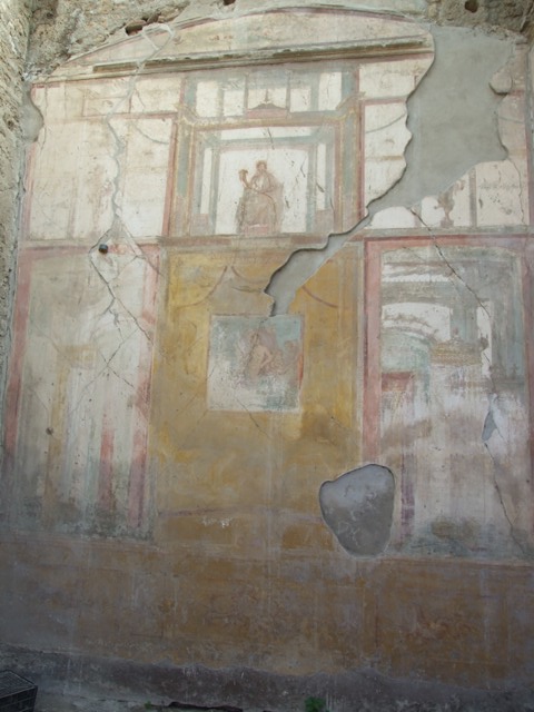 VII.4.31 Pompeii.  March 2009.  Room 12.  Oecus. South wall.  Painted figure of Abundance.See Helbig, W., 1868. Wandgem�lde der vom Vesuv versch�tteten St�dte Campaniens. Leipzig: Breitkopf und H�rtel. 945.

