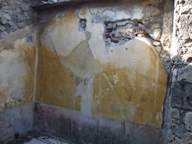 VII.4.31 Pompeii.  March 2009.  Room 12. Door threshold from Oecus to corridor.