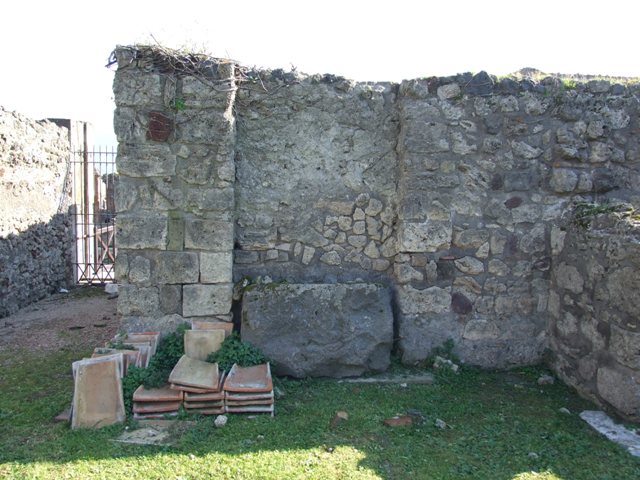 VII.4.31 Pompeii.  March 2009.  Doorway to Room 5. Cubiculum.