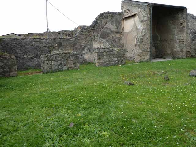 VII.4.31 Pompeii.  March 2009.  Room 5. Cubiculum.  North west corner.  Remains of stucco and painted plaster on upper wall. The middle section had  been plastered but not painted and the lower wall had not been plastered at all.  The work of decoration was obviously interrupted and never finished.