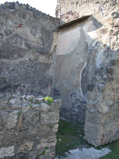 VII.4.31 Pompeii.  March 2009.  Room 6.  Ala. South wall. Painted figure.