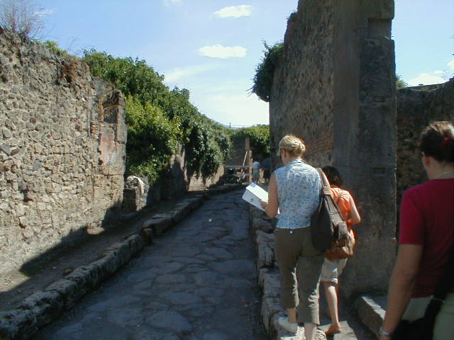 VII.4.45 Shop. 
Linked to VII.4.46

VII.3   Vicolo Storto from Via della Fortuna looking south            VII.4.45

