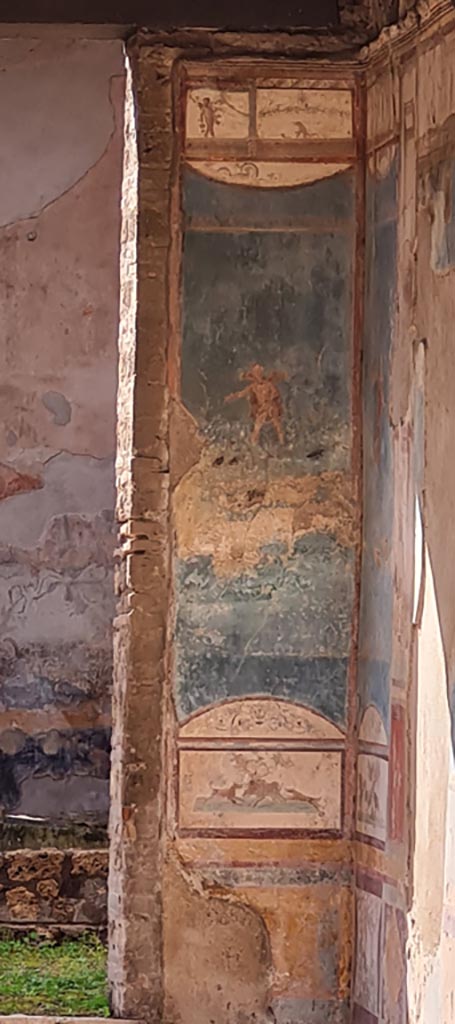 VII.4.48 Pompeii. April 2022. 
Room 11, detail from south wall in south-west corner of tablinum. 
Photo courtesy of Giuseppe Ciaramella.
