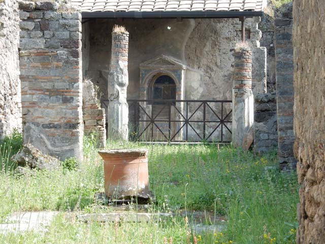 VII.4.56 Pompeii.  March 2009.   Room 1. Atrium.  Terracotta puteal over cistern.