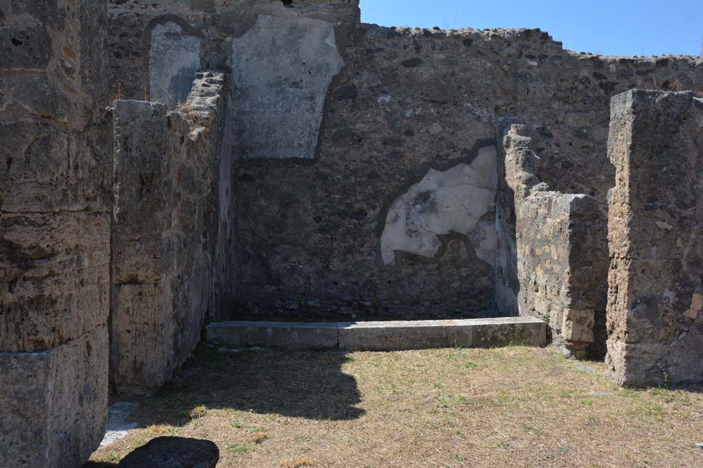 VII.4.57 Pompeii. September 2019. Room 9, looking west towards ala on west side of atrium.
Foto Annette Haug, ERC Grant 681269 DÉCOR.
