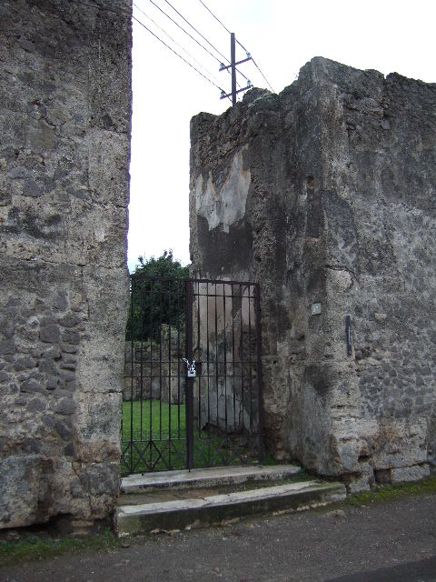 VII.4.57 House of the Figured Capitals.  Right hand side of Entrance.  