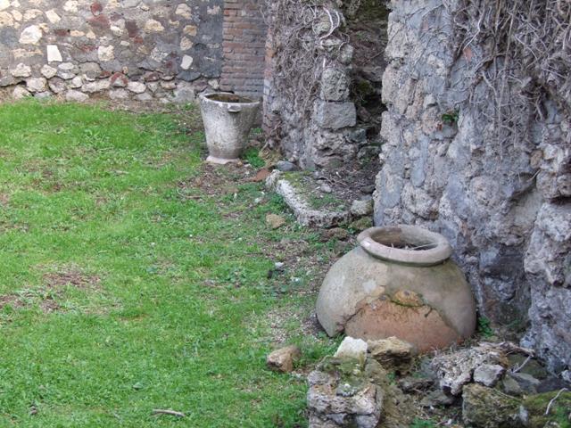 VII.4.58 Pots by two rear staircases.   December 2007.