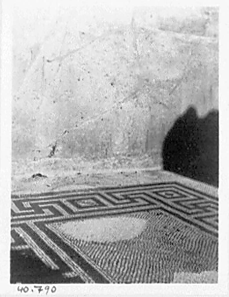 VII.4.59 Pompeii. c.1940. Mosaic floor of cubiculum i.
DAIR 40.790. Photo © Deutsches Archäologisches Institut, Abteilung Rom, Arkiv. 
See http://arachne.uni-koeln.de/item/marbilderbestand/936325
