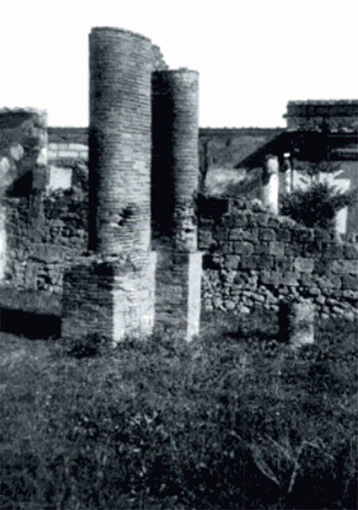VII.4.62 Pompeii. Photo c.1938 by Tatiana Warscher showing peristyle before the 1943 bombing destruction. According to Garcia y Garcia, the brick pilaster was destroyed along with a good part of the south perimeter wall. See Garcia y Garcia, L., 2006. Danni di guerra a Pompei. Rome: LErma di Bretschneider, p. 101.