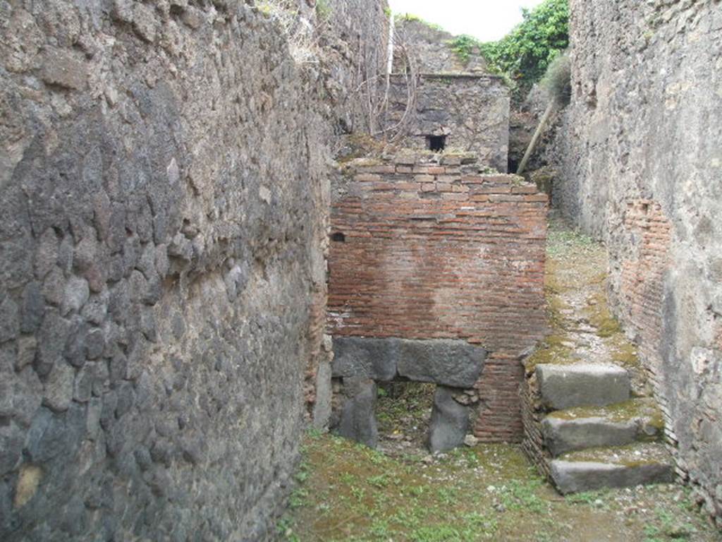 VII.5.7 Pompeii. May 2005. Praefurnium or furnace room between the men’s and women’s baths. The corridor (24) from the men’s changing room (14) was on the left in front of the praefurnium feed. Behind the praefurnium were (in sequence) 
Boiler (28) for hot water (for caldarium). 
Boiler (29) for warm water (for tepidarium).
Large tank (30) for keeping cold water in.