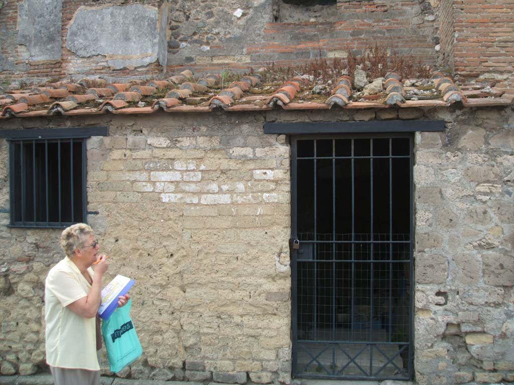 VII.5.8 Pompeii. May 2005. Entrance doorway (no. 43 on plan).