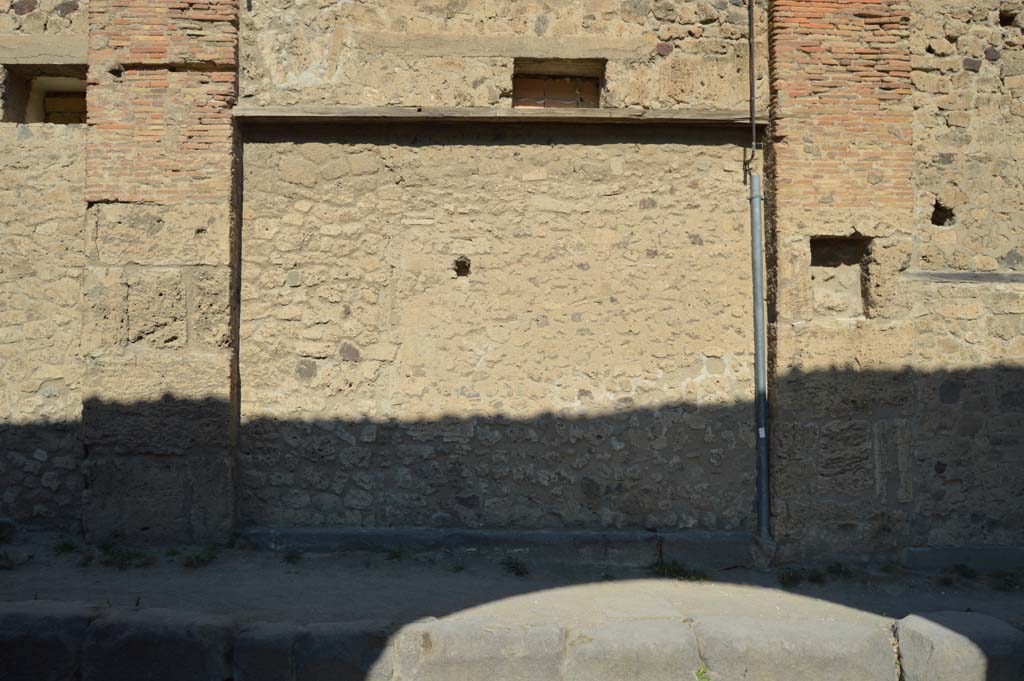 VII.5.15 Pompeii. October 2017. Looking north to site of entrance doorway, with square niche in pilaster on east side.
Foto Taylor Lauritsen, ERC Grant 681269 DCOR.

