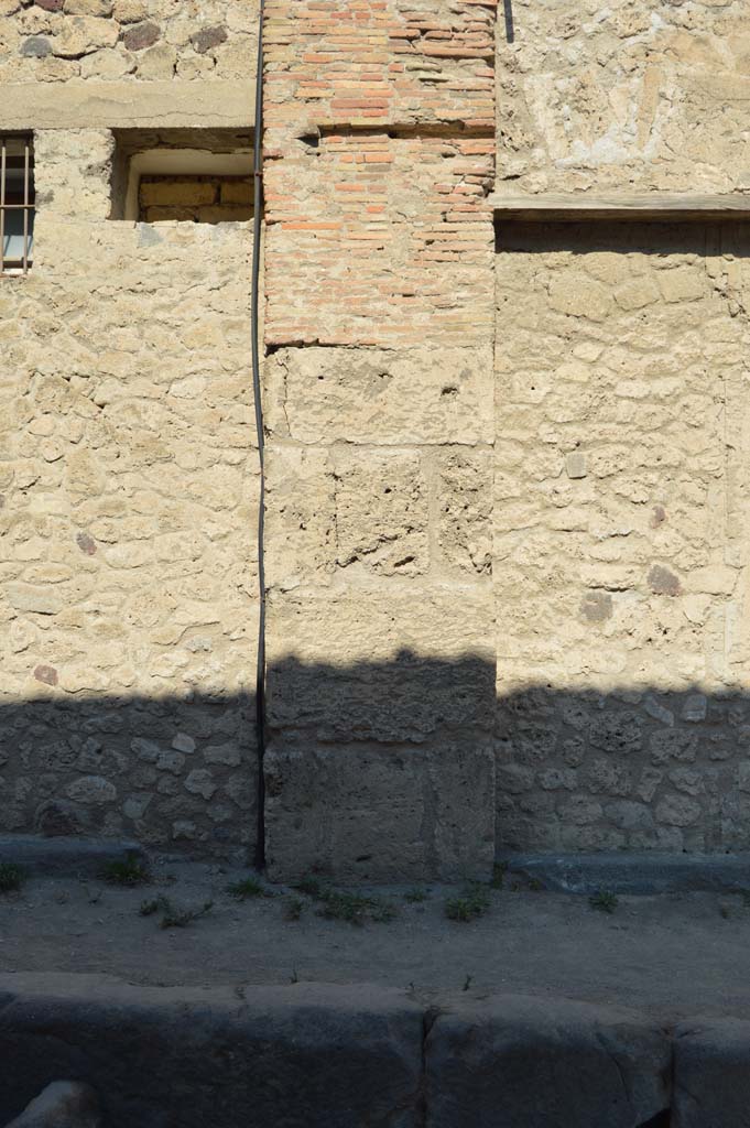 VII.5.14/15 Pompeii. October 2017. Pilaster between entrances.
Foto Taylor Lauritsen, ERC Grant 681269 DCOR.
