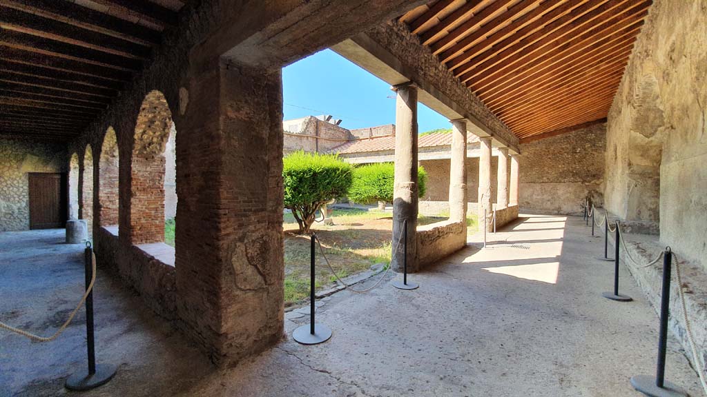 VII.5.24 Pompeii. August 2021. Looking south-west across courtyard (5).
Foto Annette Haug, ERC Grant 681269 DÉCOR.
