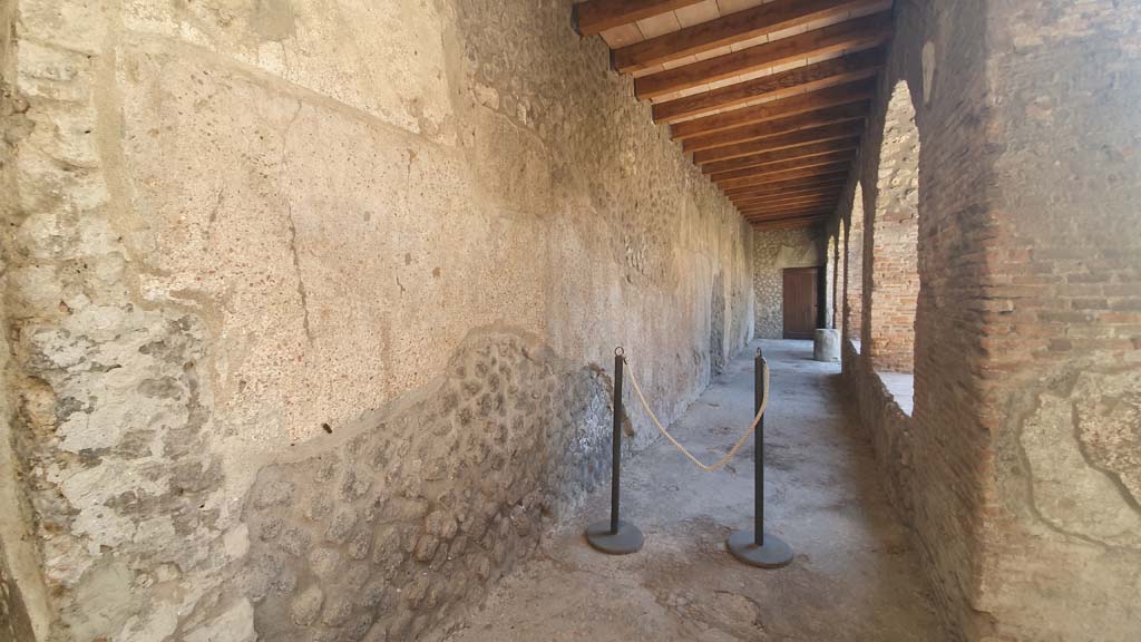 VII.5.24 Pompeii. May 2015. Looking south along east portico. Photo courtesy of Buzz Ferebee.