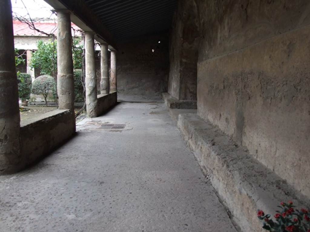 VII.5.24 Pompeii. August 2021. Oecus or exedra (9), looking north on north portico.
Foto Annette Haug, ERC Grant 681269 DÉCOR.
