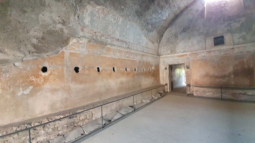 VII.5.24 Pompeii. May 2015. East wall of changing room (14) with benches. Photo courtesy of Buzz Ferebee.
