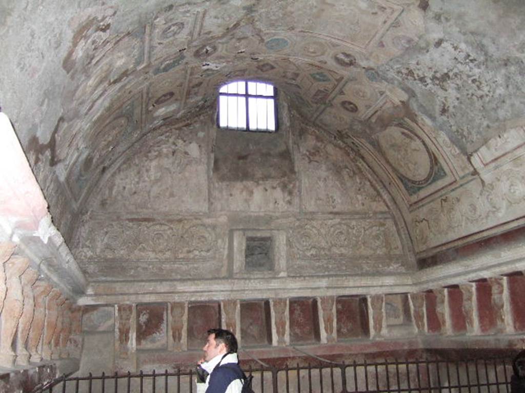 VII.5.24 Pompeii. December 2005. Looking towards south side of tepidarium (37), and ceiling with plaster stucco.
According to Fiorelli, the tepidarium was lit by a window of four glass panes held together in a bronze frame.
