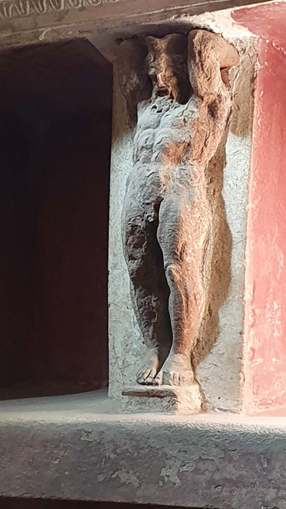 VII.5.24 Pompeii. August 2021.
Tepidarium (37), west wall at south end, telamon separating niches.
Foto Annette Haug, ERC Grant 681269 DÉCOR.
