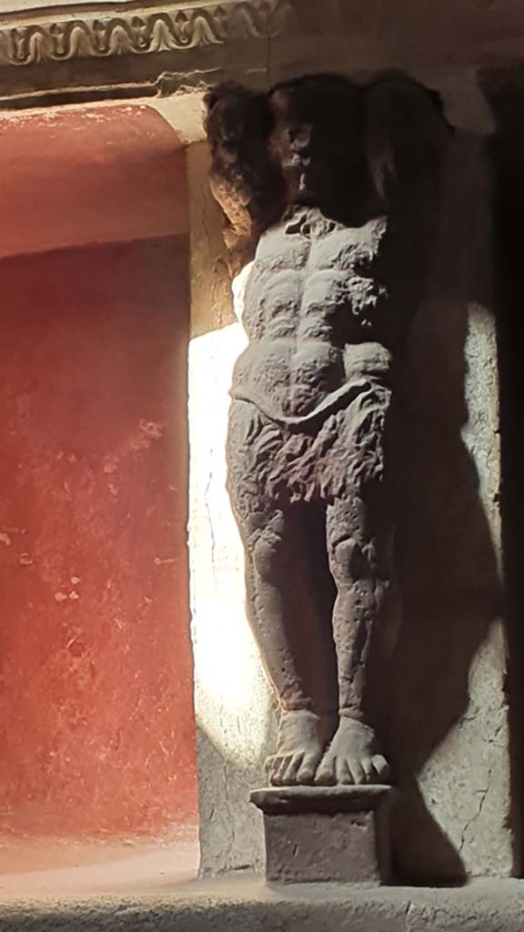 VII.5.24 Pompeii. August 2021.
Tepidarium (37), west wall, telamon separating niches.
Foto Annette Haug, ERC Grant 681269 DÉCOR.

