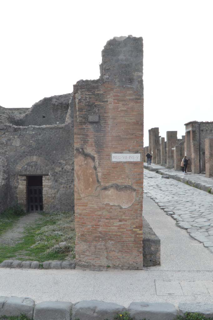 VII.5.29 Pompeii. March 2019. 
Pilaster on north side of entrance doorway, at junction with Via delle Terme.
Foto Taylor Lauritsen, ERC Grant 681269 DCOR.
