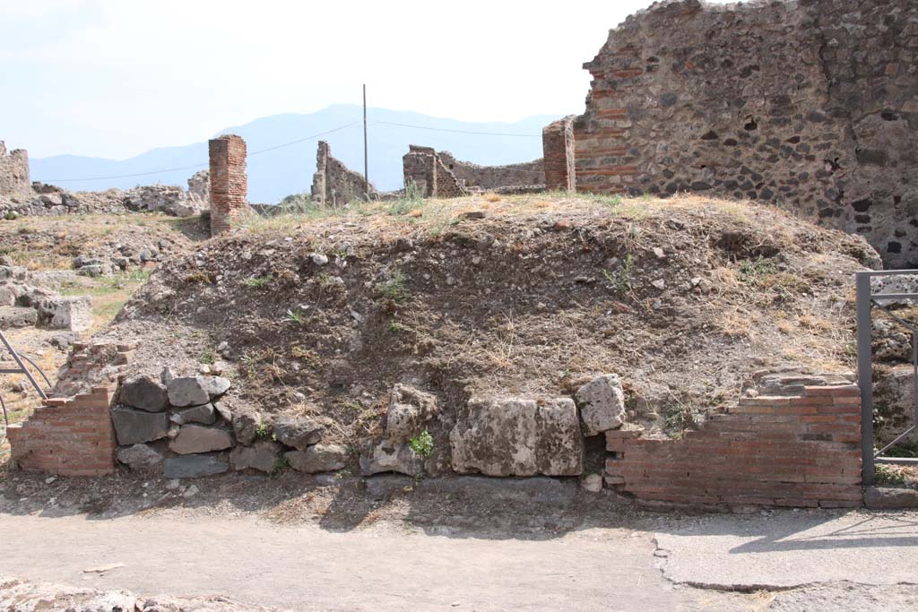 VII.6.2, Pompeii. September 2021. Looking south towards entrance doorway between masonry pilasters. Photo courtesy of Klaus Heese.