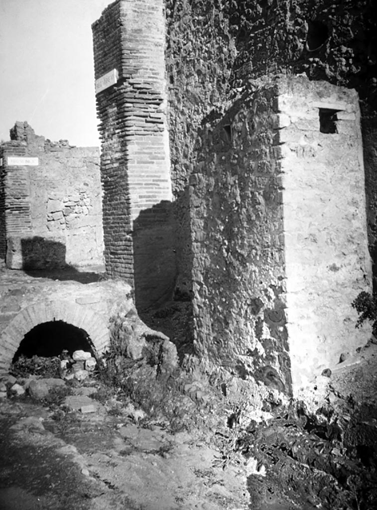 7.6.1/2 Pompeii.  W.1514. Looking north towards side (exterior west) wall at side of VII.6.1 on Vicolo del Farmacista.
The large square structure, on the right, would appear to be the recess built out from the exterior wall, forming the kitchen of VII.6.2.
On the left would be the corner pilaster of VI.4.11 or VI.4.12 (depending on whose plan) on Via delle Terme.
Photo by Tatiana Warscher. Photo © Deutsches Archäologisches Institut, Abteilung Rom, Arkiv. 

