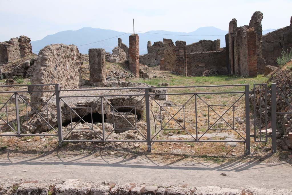 VII.6.3 Pompeii. September 2021. Looking south to entrance doorway on Via delle Terme, on right.
On the left are the vaulted ceilings of a basement room. Photo courtesy of Klaus Heese.
