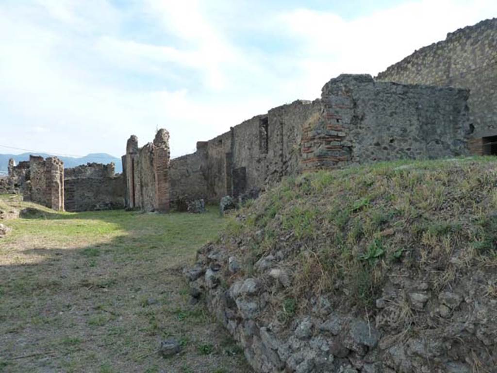 VII.6.3 Pompeii. September 2015. Room 2, fauces.  Looking south-west across atrium towards remains of rooms 8, 7, 10 and 14 on west side.
