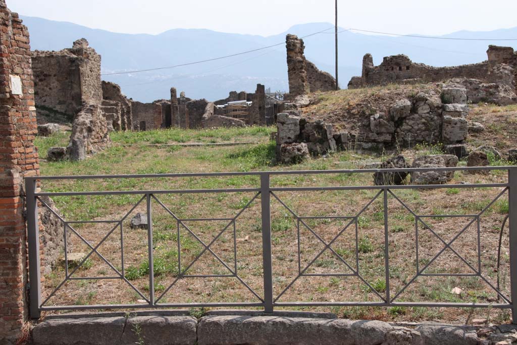 VII.6.6 Pompeii. September 2021. 
Looking south across sill or threshold of entrance to the site of a shop. Photo courtesy of Klaus Heese.

