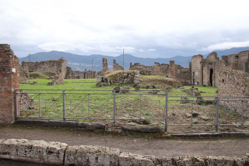 VII.6.6/5/4 Pompeii. October 2020. Looking south to entrances, VII.6.6 on left, VII.6.5 stairs in centre, and VII.6.4 on right.
Photo courtesy of Klaus Heese.
