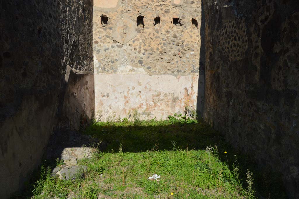 VII.6.34, Pompeii. October 2017. Looking north from entrance doorway, with base of stairs, on left.
Foto Taylor Lauritsen, ERC Grant 681269 DÉCOR.


