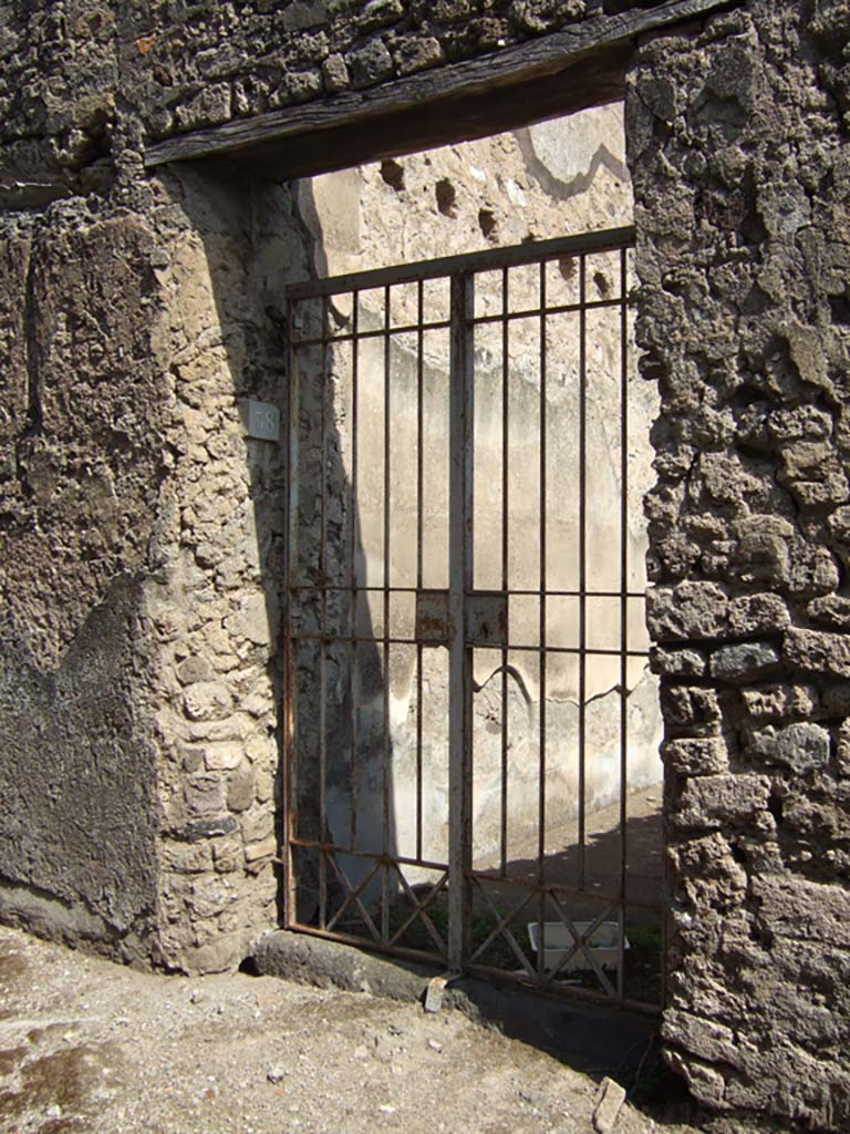 VII.6.38 Pompeii. September 2005. Entrance doorway.
According to NdS, found on the rustic plaster on the right of the doorway was 
5.
