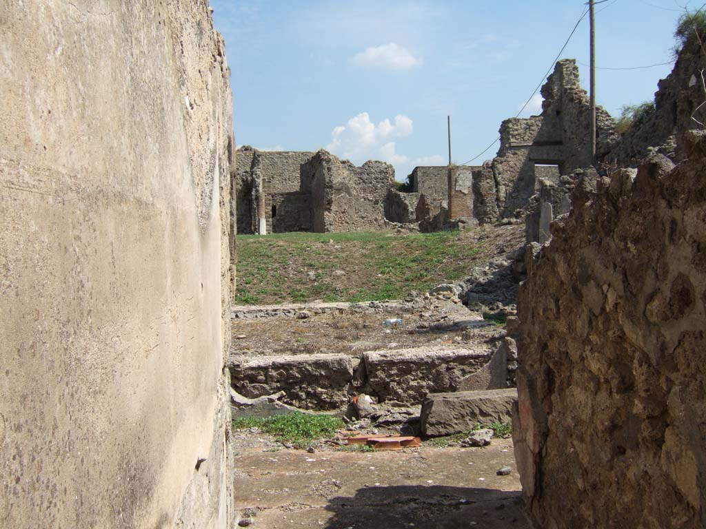 VII.6.38 Pompeii. September 2005. Looking east from fauces or entrance corridor.