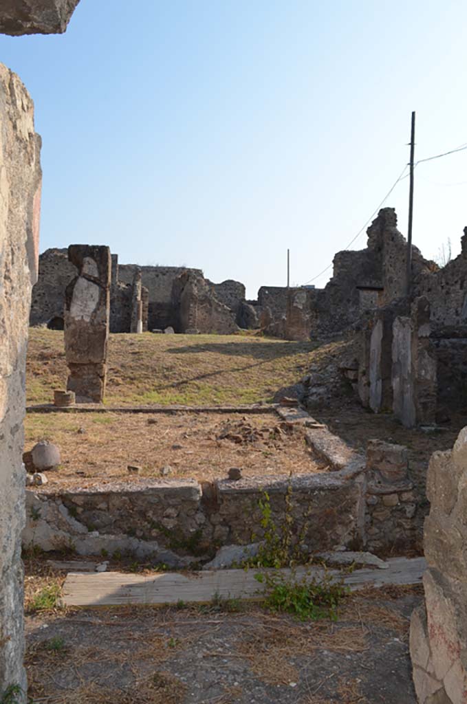  
VII 6 38 Pompeii. September 2019. 
Looking south-east across portico from entrance corridor/fauces.
Foto Annette Haug, ERC Grant 681269 DCOR.
