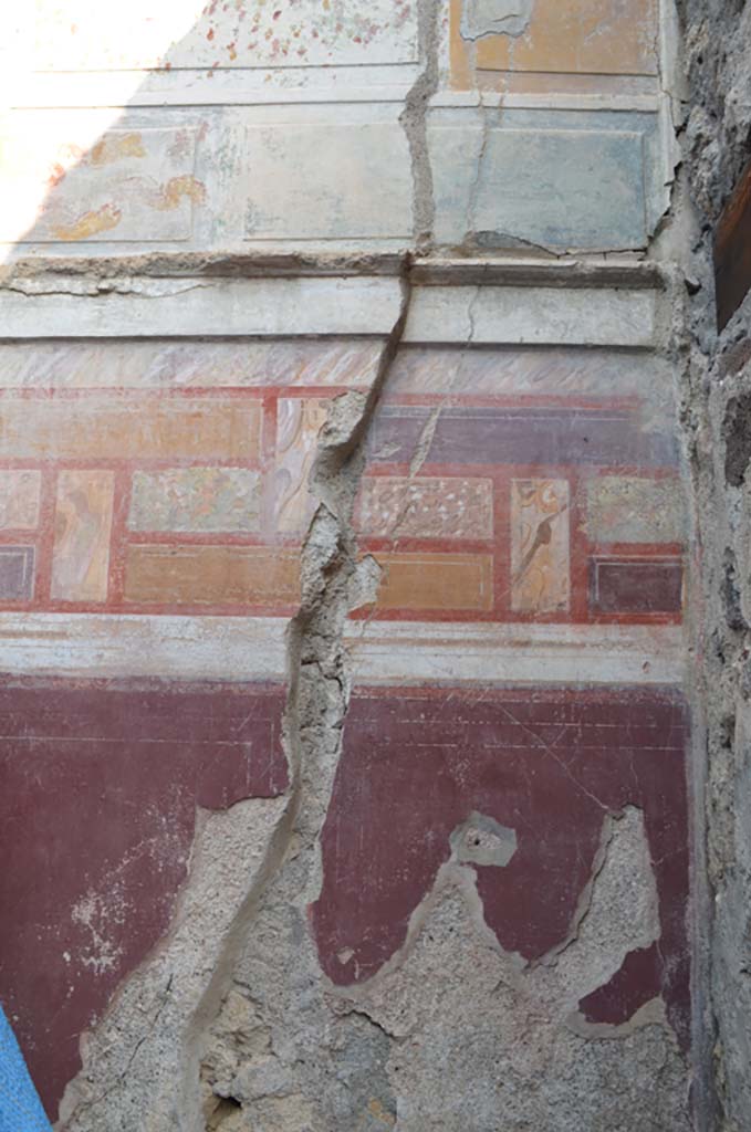 VII 6 38 Pompeii. September 2019. Room 29, detail of north wall in north-east corner.
Foto Annette Haug, ERC Grant 681269 DCOR.
