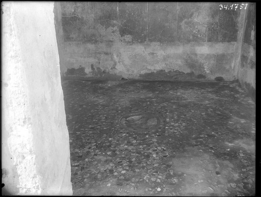 VII.6.38 Pompeii. 1934. Room 29, looking west across beaten floor with flakes and pebbles with fish emblema in centre. Oecus on north side of entrance.  
DAIR 34.1751. Photo  Deutsches Archologisches Institut, Abteilung Rom, Arkiv. 

