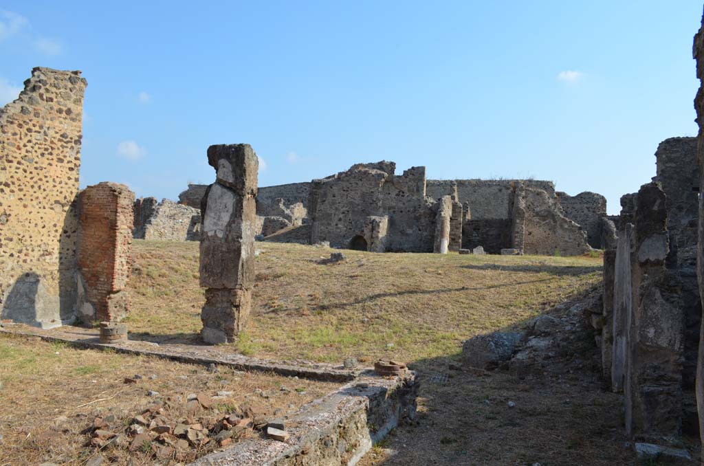 VII.6.38 Pompeii. September 2019. 
Looking north-east from south of portico towards site of exedra/oecus or tablinum, across centre. Room 27 is on right.
Foto Annette Haug, ERC Grant 681269 DCOR.

