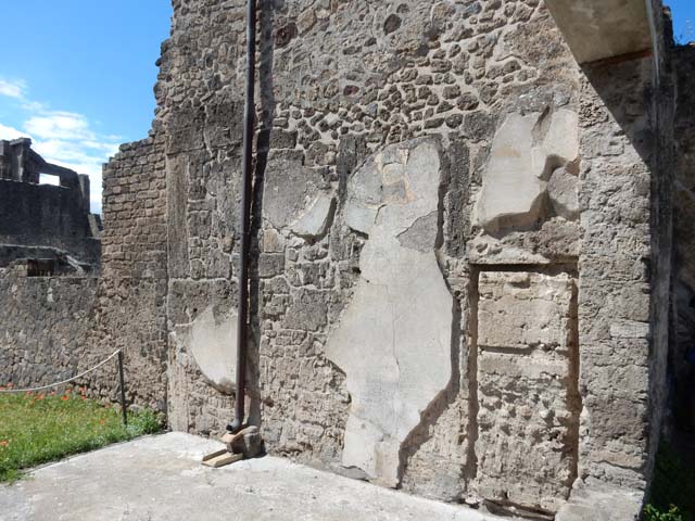 VII.7.2 Pompeii, May 2018. 
Detail from west wall of tablinum “k”, with blocked doorway connecting to house at VII.7.5. Photo courtesy of Buzz Ferebee.

