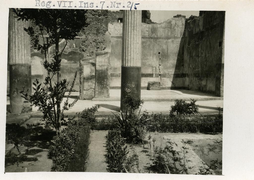 VII.7.5 Pompeii. Pre-1937-39. Looking north towards doorway to cubiculum (x), on left, and into exedra (u), on right.
Photo courtesy of American Academy in Rome, Photographic Archive. Warsher collection no. 1444.
