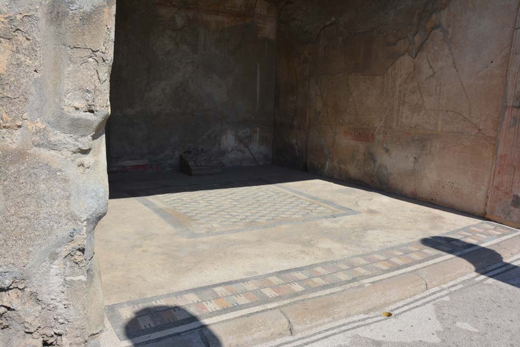 VII.7.5 Pompeii. September 2019. Exedra (u), looking north-east across flooring from north portico.
Foto Annette Haug, ERC Grant 681269 DÉCOR.
