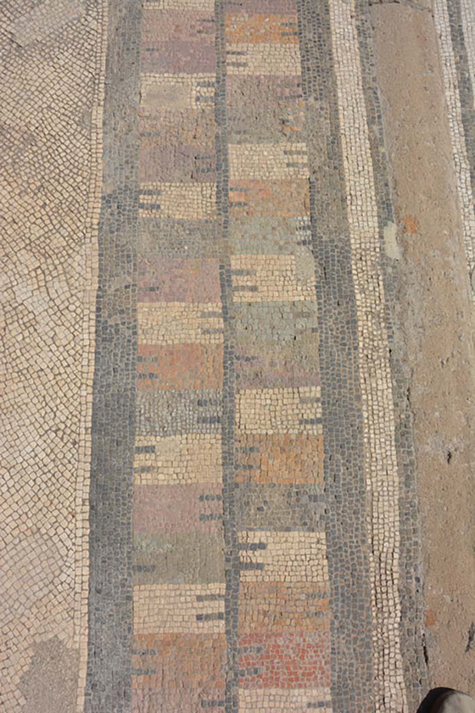 VII.7.5 Pompeii. September 2019. Exedra (u), detail of threshold of doorway.
Foto Annette Haug, ERC Grant 681269 DÉCOR.
