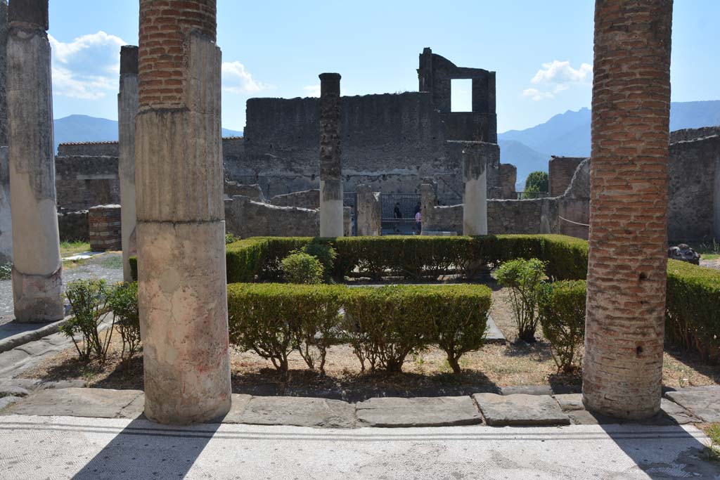 VII.7.5 Pompeii. September 2019. Looking south across north portico from exedra (u) towards entrance doorway, in centre.
Foto Annette Haug, ERC Grant 681269 DÉCOR.
