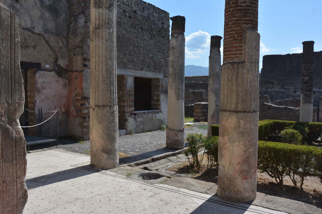 VII.7.5 Pompeii. September 2019. Looking south-east from north portico outside exedra (u) towards east portico.
Foto Annette Haug, ERC Grant 681269 DÉCOR.
