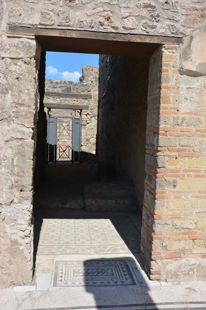 VII.7.5 Pompeii. September 2019. 
Doorway to corridor/room (r), looking north from portico towards rear doorway at VII.7.14..
Foto Annette Haug, ERC Grant 681269 DÉCOR.
