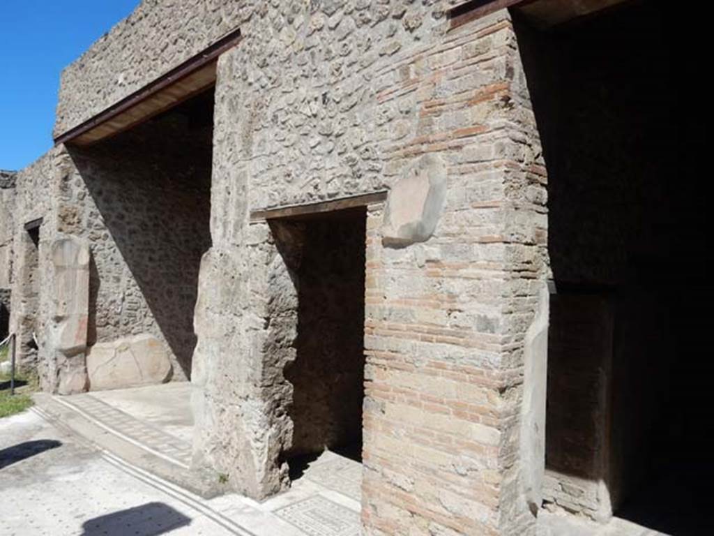 VII.7.5 Pompeii, May 2018. Looking west along north portico, with doorway to exedra (u), on left, corridor (r), centre, and triclinium (q), on right. 
The threshold from the corridor to the portico of the peristyle can be seen in the photo above this one.
Photo courtesy of Buzz Ferebee.
