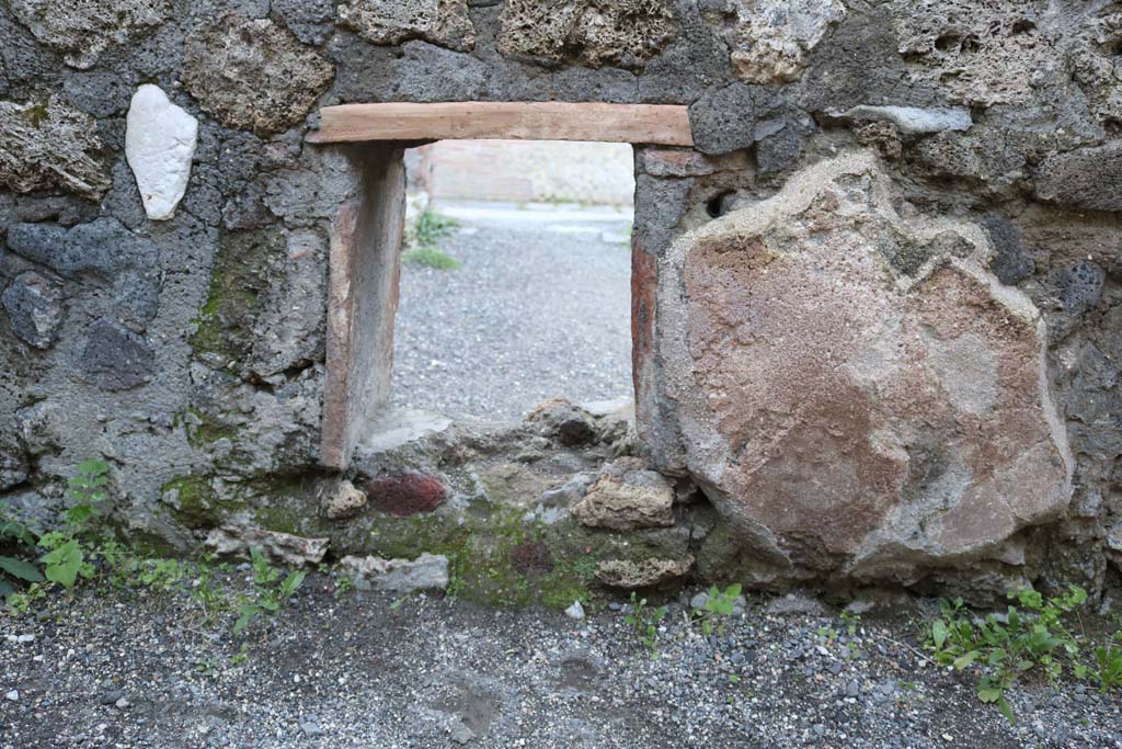 VII.7.9, Pompeii. December 2018. Looking south towards back of recess/niche in south wall of rear room. Photo courtesy of Aude Durand.