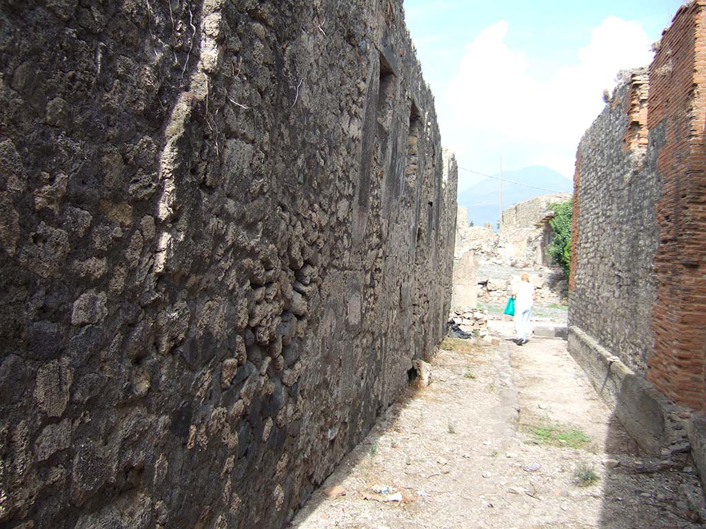 Small alley or vicolo, looking north from VII.7.23 towards Vicolo dei Soprastanti. September 2005.